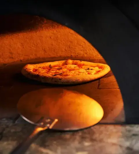 Ambiente de la pizzería Los Clandestinos en La Línea